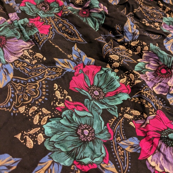 2/$20 VINTAGE floral pattern skirt - Picture 4 of 8